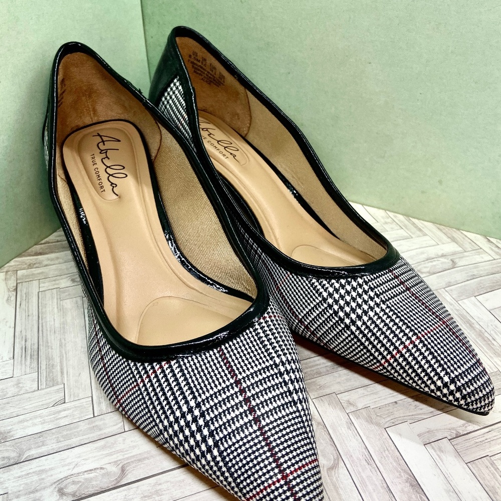 NWOT 8.5. Plaid shoes.